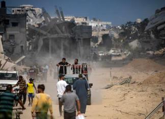 Palestinos desplazados internos se desplazan por una calle dañada mientras inspeccionan el área después de una operación militar terrestre de las fuerzas israelíes, en el campamento de Jan Yunis, sur de la Franja de Gaza, el 30 de agosto de 2024. EFE/EPA/HAITHAM IMAD