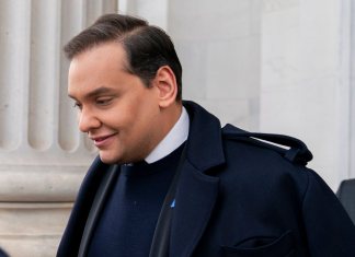 El representante republicano George Santos, de Nueva York, abandona el Capitolio tras ser expulsado de la Cámara de Representantes, el viernes 1 de diciembre de 2023, en Washington. (Foto AP/Stephanie Scarbrough)