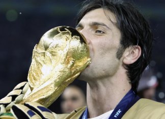 ARCHIVO - El arquero italiano Gianluigi Buffon besa el trofeo de campeón en el Mundial de 2006 tras la victoria 5-3 ante Francia en la definición por penales, el domingo 9 de julio de 2006, en Berlín. (AP Foto/Thomas Kienzle)