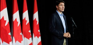 El primer ministro canadiense Justin Trudeau habla con los reporteros durante una conferencia de prensa en Halifax, el lunes 26 de agosto de 2024. (Kelly Clark/The Canadian Press vía AP)