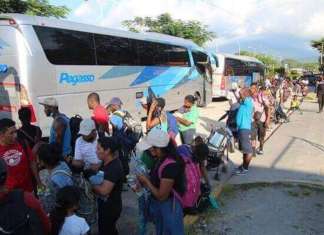 Imagen de archivo de migrantes haitianos que hacen fila para abordar autobuses. EFE/Juan Manuel Blanco