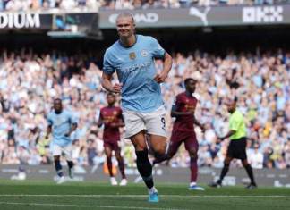 El noruego Erling Haaland, delantero del Manchester City, celebra uno de sus tres goles durante el partido contra el Ipswich Town. EFE/EPA/GARY OAKLEY