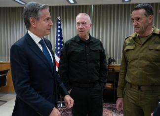 El ministro de Defensa israelí, Yoav Gallant, aseguró este lunes que sus tropas seguirán operando en Gaza hasta lograr el objetivo de destruir al grupo islamista Hamás, durante una reunión con el secretario de Estado estadounidense, Antony Blinken, quien se encuentra en Israel para impulsar un cese el fuego. EFE/Ministerio Defensa Israel