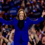 La candidata presidencial demócrata a la vicepresidenta estadounidense, Kamala Harris, participa en un mitin de campaña en el Fiserv Arena de Milwaukee este martes, en Wisconsin (Estados Unidos). EFE/EPA/ JUSTIN LANE