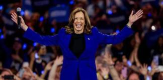 La candidata presidencial demócrata a la vicepresidenta estadounidense, Kamala Harris, participa en un mitin de campaña en el Fiserv Arena de Milwaukee este martes, en Wisconsin (Estados Unidos). EFE/EPA/ JUSTIN LANE