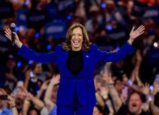 La candidata presidencial demócrata a la vicepresidenta estadounidense, Kamala Harris, participa en un mitin de campaña en el Fiserv Arena de Milwaukee este martes, en Wisconsin (Estados Unidos). EFE/EPA/ JUSTIN LANE