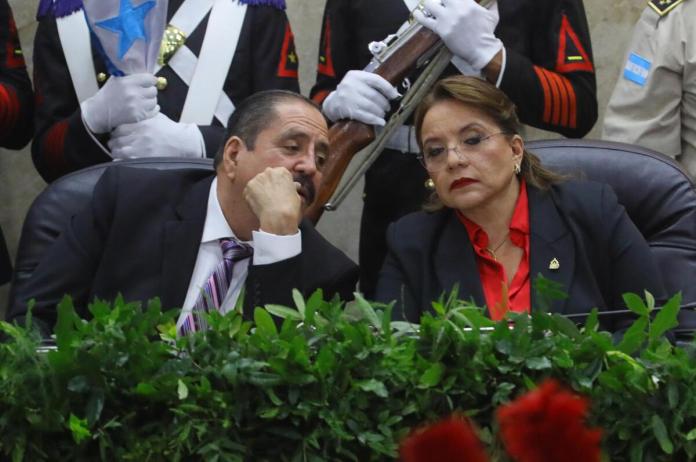 Imager de archivo del secretario del Congreso Nacional de Honduras, Carlos Zelaya (i), quien conversa con la presidenta del país, Xiomara Castro. Foto La Hora: EFE