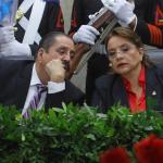Imager de archivo del secretario del Congreso Nacional de Honduras, Carlos Zelaya (i), quien conversa con la presidenta del país, Xiomara Castro. Foto La Hora: EFE
