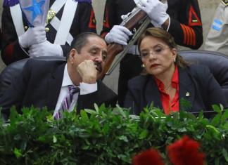 Imager de archivo del secretario del Congreso Nacional de Honduras, Carlos Zelaya (i), quien conversa con la presidenta del país, Xiomara Castro. Foto La Hora: EFE