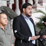 Los ministros de Seguridad, Gustavo Sánchez (i); de Defensa, José Manuel Zelaya (c), y el jefe del Estado Mayor Conjunto de las Fuerzas Armadas de Honduras, general Roosevelt Hernández (d), participan en una rueda de prensa en Tegucigalpa (Honduras). Foto La Hora / EFE
