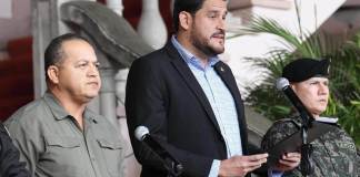 Los ministros de Seguridad, Gustavo Sánchez (i); de Defensa, José Manuel Zelaya (c), y el jefe del Estado Mayor Conjunto de las Fuerzas Armadas de Honduras, general Roosevelt Hernández (d), participan en una rueda de prensa en Tegucigalpa (Honduras). Foto La Hora / EFE