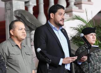 Los ministros de Seguridad, Gustavo Sánchez (i); de Defensa, José Manuel Zelaya (c), y el jefe del Estado Mayor Conjunto de las Fuerzas Armadas de Honduras, general Roosevelt Hernández (d), participan en una rueda de prensa en Tegucigalpa (Honduras). Foto La Hora / EFE
