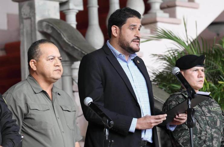 Los ministros de Seguridad, Gustavo Sánchez (i); de Defensa, José Manuel Zelaya (c), y el jefe del Estado Mayor Conjunto de las Fuerzas Armadas de Honduras, general Roosevelt Hernández (d), participan en una rueda de prensa en Tegucigalpa (Honduras). Foto La Hora / EFE