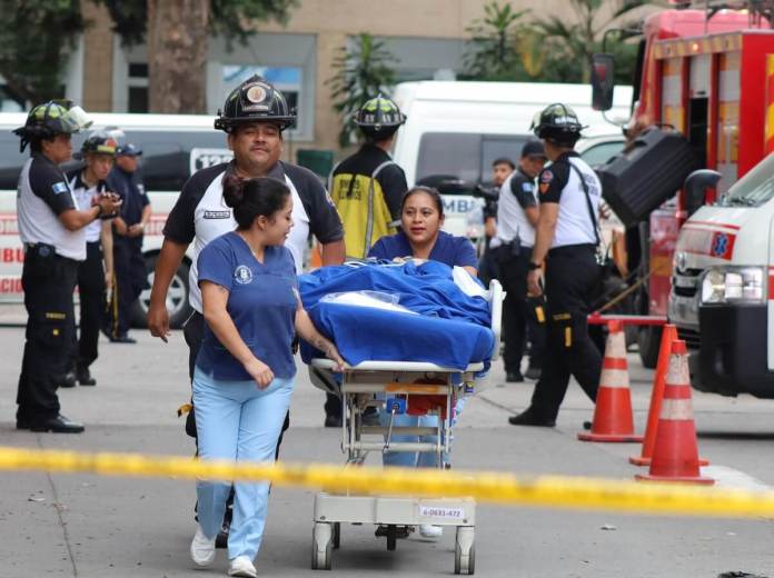 Bomberos Voluntarios se encuentran en el ingreso a las instalaciones del hospital, y apoyan con la evacuación de pacientes. Foto: Bomberos Voluntarios