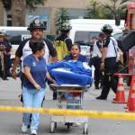 Bomberos Voluntarios se encuentran en el ingreso a las instalaciones del hospital, y apoyan con la evacuación de pacientes. Foto: Bomberos Voluntarios