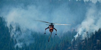 Un helicóptero se dirige a descargar agua sobre el incendio forestal Quarry que arde en las laderas cerca de Ken Caryl Ranch, el jueves, 1 de agosto 2024, al suroeste de Litteton, Colorado (Foto AP/ David Zalubowski).