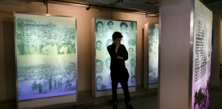 En esta imagen de archivo, una persona visita una exposición durante la inauguración de un monumento a las víctimas de la represión en México, en la antigua sede de Seguridad Nacional, en la Ciudad de México, el 10 de junio de 2019. (AP Foto/Cristina Baussan, archivo)