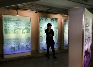 En esta imagen de archivo, una persona visita una exposición durante la inauguración de un monumento a las víctimas de la represión en México, en la antigua sede de Seguridad Nacional, en la Ciudad de México, el 10 de junio de 2019. (AP Foto/Cristina Baussan, archivo)