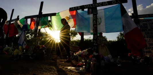 ARCHIVO – Dolientes visitan un monumento improvisado en honor a las víctimas y sobrevivientes de una tragedia de tráfico humano, en la que docenas de migrantes fueron hallados muertos una semana antes en el remolque de un camión, el 6 de julio de 2022 en San Antonio. (AP Foto/Eric Gay, Archivo)