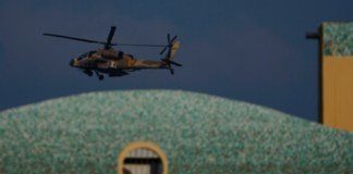 Un helicóptero Apache israelí sobrevuela Israel, domingo 25 de agosto de 2024. (AP Foto/Ariel Schalit)