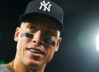Aaron Judge, de los Yankees de Nueva York, hace señas a los fanáticos después de conectar su jonrón número 300 de su carrera, el jugador más rápido en lograrlo en la historia de la MLB, en un juego de béisbol contra los Medias Blancas de Chicago, el miércoles 14 de agosto de 2024, en Chicago. (Foto AP/Erin Hooley)