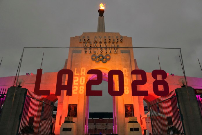 ARCHIVO - Un letrero de Los Ángeles 2028 se aprecia frente al pebetero en el Memorial Coliseum de Los Ángeles, el miércoles 13 de septiembre de 2017 (AP Foto/Richard Vogel, archivo)