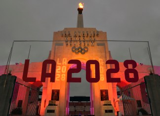 ARCHIVO - Un letrero de Los Ángeles 2028 se aprecia frente al pebetero en el Memorial Coliseum de Los Ángeles, el miércoles 13 de septiembre de 2017 (AP Foto/Richard Vogel, archivo)