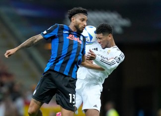Jude Bellingham del Real Madrid salta para pelear por el balón con Ederson del Atalanta en la final de la Super Copa UEFA el miércoles 14 de agosto del 2024. (AP Foto/Darko Bandic)