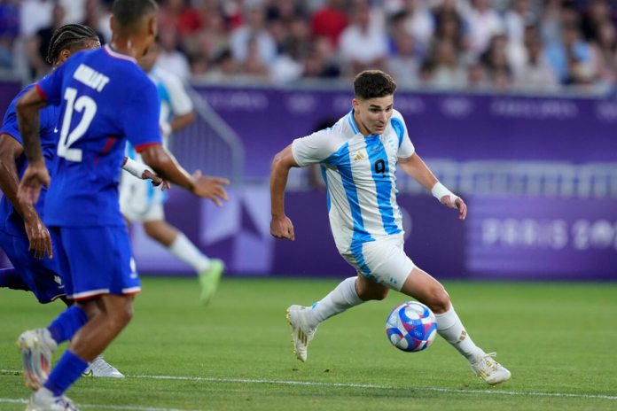 El argentino Julián Álvarez durante los Juegos Olímpicos de Verano 2024, el viernes 2 de agosto de 2024, en Burdeos, Francia. (AP Foto/Moisés Castillo)