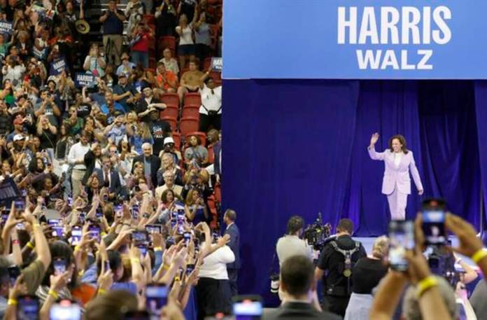 La candidata presidencial demócrata y vicepresidenta estadounidense Kamala Harris saluda a la multitud mientras sube al escenario durante un mitin en el Thomas and Mack Center de la Universidad de Nevada en Las Vegas (EE. UU.), el 10 de agosto de 2024. EFE/EPA/Bizuayehu Tesfaye