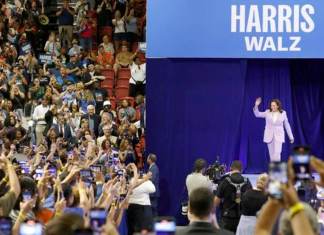 La candidata presidencial demócrata y vicepresidenta estadounidense Kamala Harris saluda a la multitud mientras sube al escenario durante un mitin en el Thomas and Mack Center de la Universidad de Nevada en Las Vegas (EE. UU.), el 10 de agosto de 2024. EFE/EPA/Bizuayehu Tesfaye