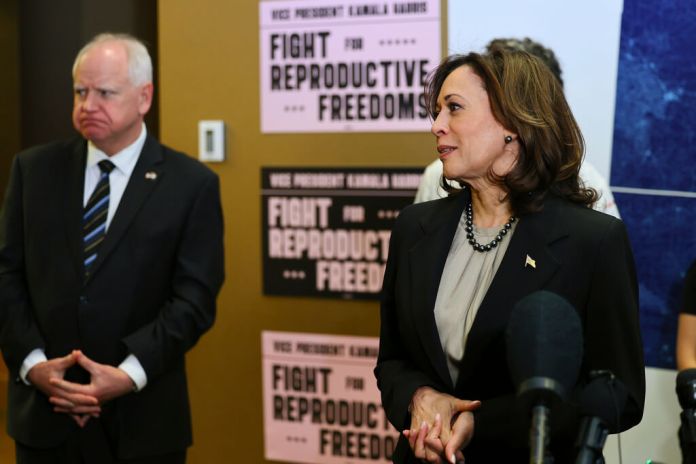 El gobernador de Minnesota, Tim Walz, escucha a la vicepresidenta Kamala Harris hablar en Planned Parenthood, el 14 de marzo de 2024, en St. Paul, Minnesota. (Foto AP/Adam Bettcher, Archivo)