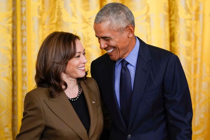 El expresidente de Estados Unidos Barack Obama habla con la vicepresidenta, Kamala Harris, durante un acto relacionado con la Ley de Cuidado de Salud Asequible. (AP Foto/Carolyn Kaster, Archivo)