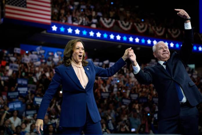 La candidata presidencial demócrata, la vicepresidenta Kamala Harris, y su compañero de fórmula, el gobernador de Minnesota, Tim Walz, hablan en un acto de campaña en Filadelfia, el martes 6 de agosto de 2024. (Foto AP/Matt Rourke)