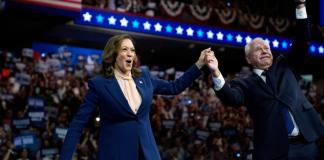 La candidata presidencial demócrata, la vicepresidenta Kamala Harris, y su compañero de fórmula, el gobernador de Minnesota, Tim Walz, hablan en un acto de campaña en Filadelfia, el martes 6 de agosto de 2024. (Foto AP/Matt Rourke)