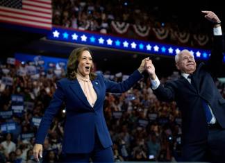"Tenemos mucho trabajo que hacer": Kamala Harris y Tim Walz inician campaña presidencial juntos La candidata presidencial demócrata, la vicepresidenta Kamala Harris, y su compañero de fórmula, el gobernador de Minnesota, Tim Walz, hablan en un acto de campaña en Filadelfia, el martes 6 de agosto de 2024. (Foto AP/Matt Rourke)