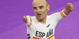 El ciclista español Ricardo Ten celebra después de la prueba de persecución de 3000 metros, en la que ganó la medalla de bronce, en los Juegos Paralímpicos de París 2024, Francia. EFE/Javier Etxezarreta
