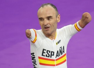 El ciclista español Ricardo Ten celebra después de la prueba de persecución de 3000 metros, en la que ganó la medalla de bronce, en los Juegos Paralímpicos de París 2024, Francia. EFE/Javier Etxezarreta