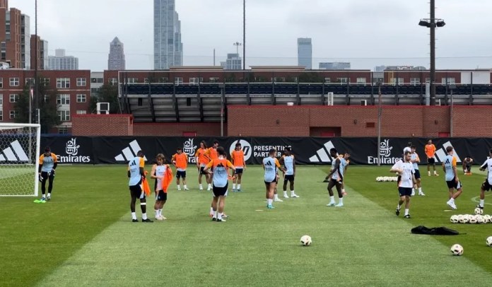 Jugadores del Real Madrid participan en un entrenamiento este viernes, el Chicago (EE. UU). EFE/ Andrea Montolivo