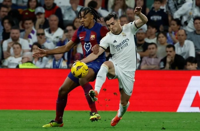 El defensa del FC Barcelona Kounde (i) lucha con Brahim Díaz (d), del Real Madrid, en una imagen de archivo. EFE/Juanjo Martín