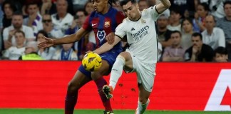 El defensa del FC Barcelona Kounde (i) lucha con Brahim Díaz (d), del Real Madrid, en una imagen de archivo. EFE/Juanjo Martín