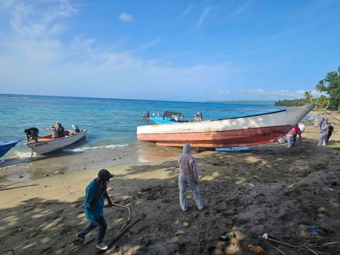 Las autoridades forenses dominicanas dijeron que están analizando los huesos encontrados en la embarcación luego de recibir una alerta de un pescador local. (Defensa Civil de República Dominicana vía AP)