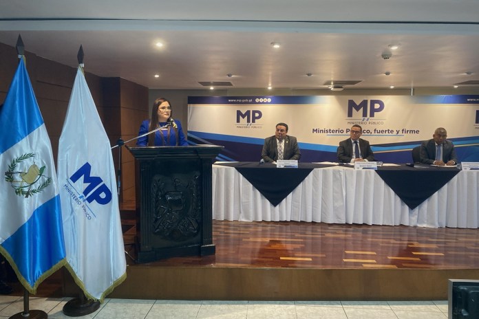 El secretario general del MP, Ángel Pineda, acompañó a los fiscales de la FECI para informar sobre el secuestro del padrón electoral. Foto: José Orozco