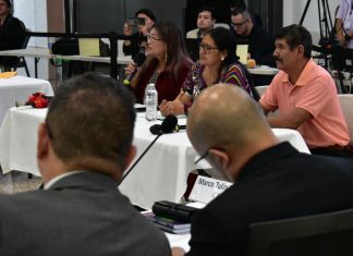 Autoridades indígenas hacen peticiones en la Comisión de Postulación para la elección de Magistrados. Foto La Hora / Daniel Hernández