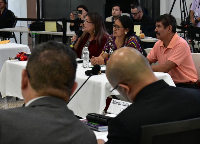 Autoridades indígenas hacen peticiones en la Comisión de Postulación para la elección de Magistrados. Foto La Hora / Daniel Hernández