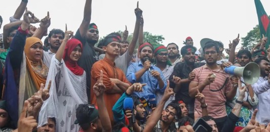 Nahid Islam (centro), uno de los principales líderes del movimiento estudiantil contra la discriminación, habla con los medios de comunicación en el Central Shaheed Minar en Dhaka, Bangladés. EFE/EPA/Monirul Alam