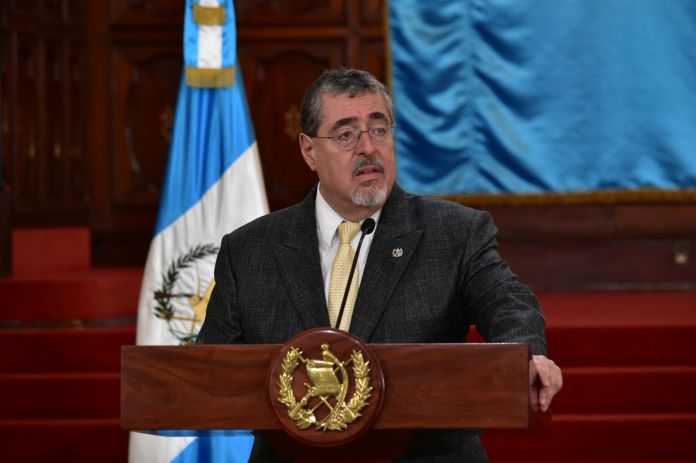 Bernardo Arévalo anuncia una celebración para los atletas olímpicos en la Plaza de la Constitución. Foto: La Hora/Daniel Ramírez