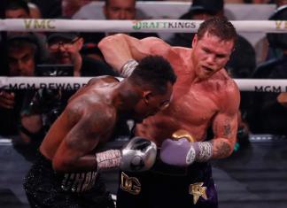 Imagen de archivo de Saul "Canelo" Álvarez (D). EFE/EPA/MATHIEU RIBAUT