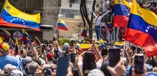 El 28 de julio marca un hito a partir del cual se inició la transición a la democracia en Venezuela", dijo Machado ante miles de venezolanos que se concentraron en una zona del este de Caracas. EFE/ Henry Chirinos