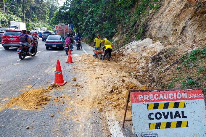 Personal de COVIAL atiende un derrumbe en la ruta CA 1 occidente, en San Lucas Sacatepéquez. Foto: COVIAL.